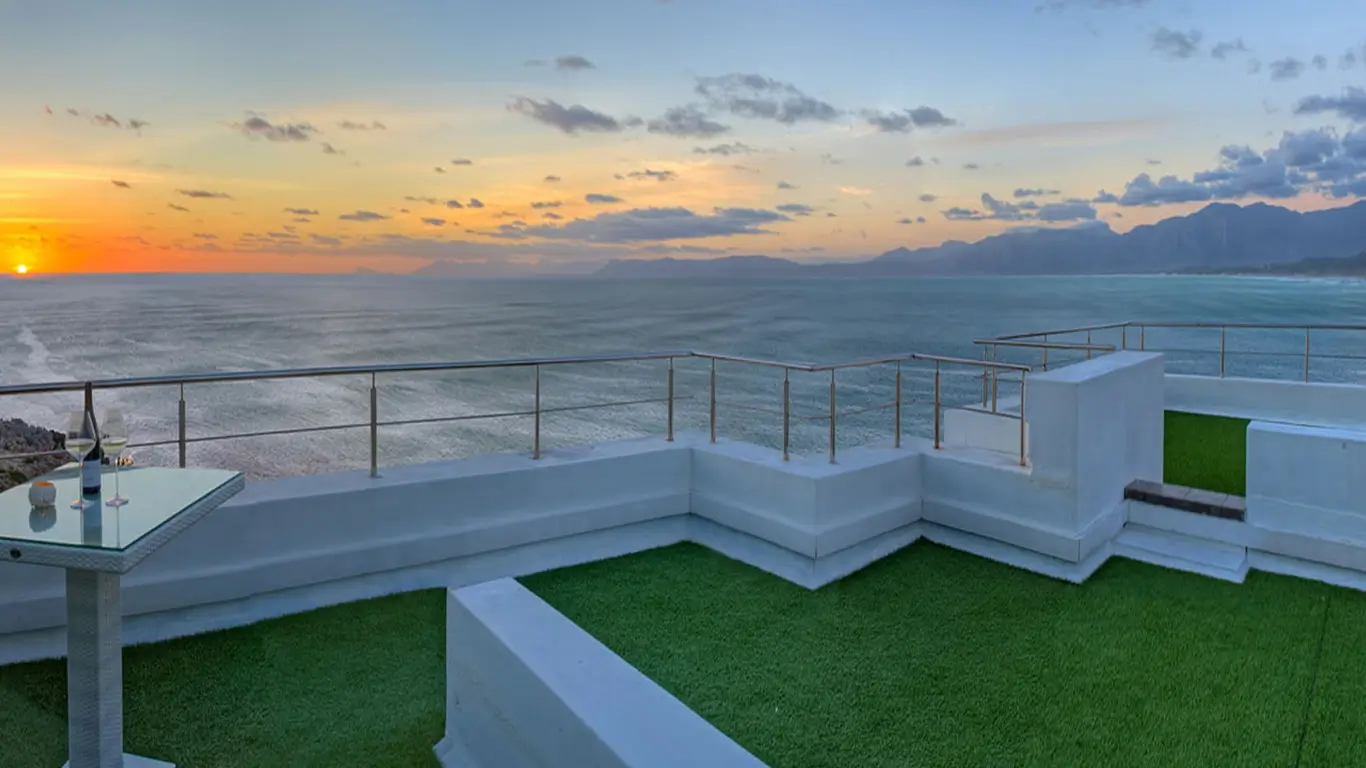 Sea Star Cliff hotel and Walker Bay view 9
